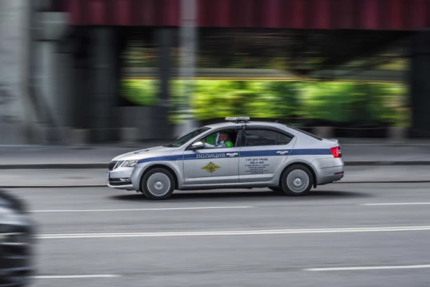 POSTAVLJALA BOMBU NA AUTOMOBIL! Uhapšena devojka u centru grada!