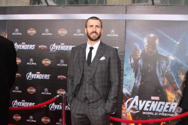 NAJATRAKTIVNIJI GLUMAC SE OŽENIO U STROGOJ TAJNOSTI: Svi ga znaju po pokazivanju polnog organa JAVNO (FOTO)