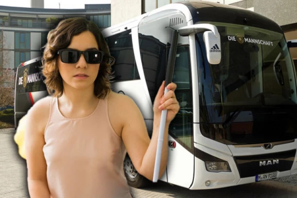 SLEPU ŽENU VOZAČ IZBACIO IZ AUTOBUSA! Urlao i pretio pred svima: ''Kada mene vidiš, ne smeš da uđeš!''