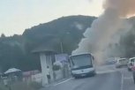 ZAPALIO SE AUTOBUS KOD ARANĐELOVCA: Gusti dim kuljao iz zadnjeg dela vozila!