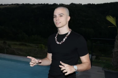 OVAKO DANAS IZGLEDA VOJAŽOV OTAC: Primio metak za Đinđića, pa sa porodicom POBEGAO u Francusku! (FOTO)