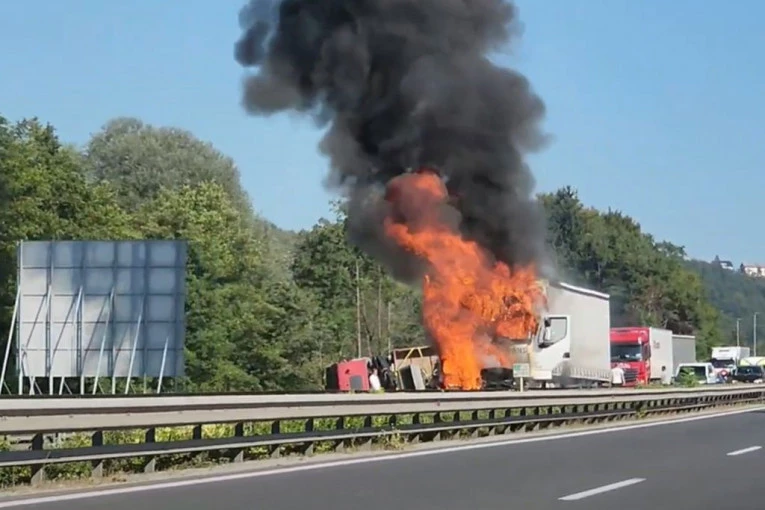 BUKTINJA PROGUTALA KABINU KAMIONA! Požar na teretnom vozilu u Valjevu! (FOTO)