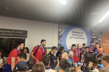 SPEKTAKL NA "NIKOLI TESLI": Košarkaši Srbije pred navijačima - LUDNICA na aerodromu!