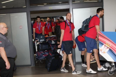 NACIJA DOČEKALA HEROJE IZ MANILE: Pogledajte trenutak u kom su košarkaši Srbije izašli pred fanove i napravili POMETNJU! (VIDEO)