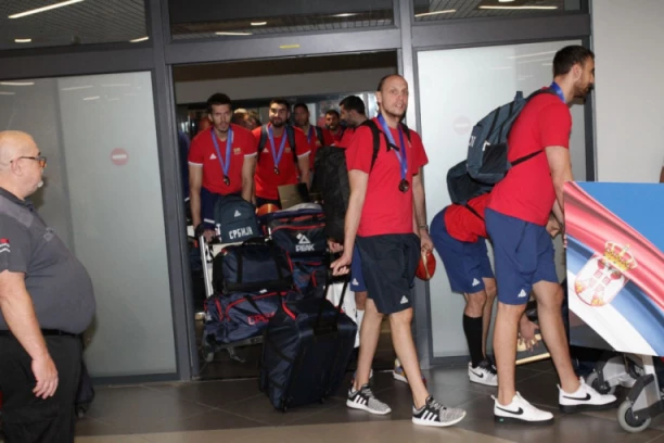 NACIJA DOČEKALA HEROJE IZ MANILE: Pogledajte trenutak u kom su košarkaši Srbije izašli pred fanove i napravili POMETNJU! (VIDEO)