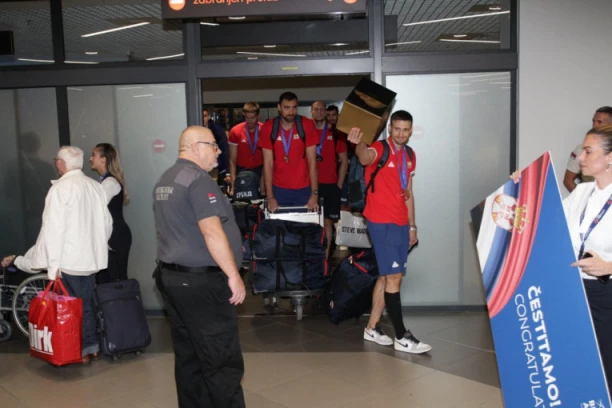 NAJLEPŠA FOTKA IZ AVIONA! KSS objavio kako IZGLEDA srebrna PORODICA iz Manile! (FOTO)