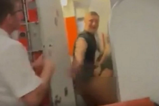 UHVAĆENI NA DELU: Momak i devojka ušli u toalet aviona, pa PRIONULI NA POSAO! Kada im je član posade otvorio vrata, NASTAO JE HAOS!