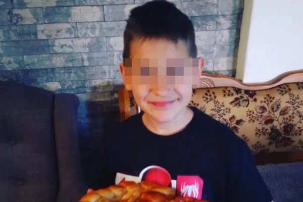 MISTERIOZNA SMRT MALOG ALEKSANDRA! Majka tvrdi da su dečaka tada pogrešno lečili od sunčanice, umro u najtežim mukama: "Postao je i agresivan, i udarao se po nogama od bolova!"