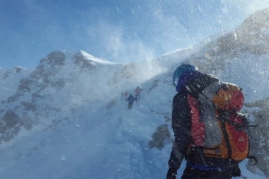 (UZNEMIRUJUĆI SNIMAK): Planinar tragično poginuo pred drugovima! Snimali uspon ka vrhu, a onda su se zaledili kada je PAO PRED NJIHOVIM OČIMA