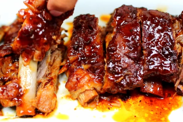 RECEPT ZA NAJSOČNIJA REBRA: Tajna je u MARINADI, jedino će se na OVAJ način topiti u ustima!