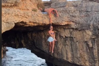 DRŽAO JU JE MOMAK ZA KOSU DOK JE VISILA IZNAD VODE: Zbog onoga što je devojka radila svima je zastao dah, a samo trenutak kasnije je poletela sa grebena (VIDEO)