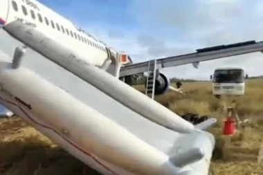 RUSKI ERBAS ZBOG KVARA SLETEO NA LIVADU: Drama na nebu iznad Sibira! U avionu bilo 167 putnika, među njima 23 DETETA (VIDEO)