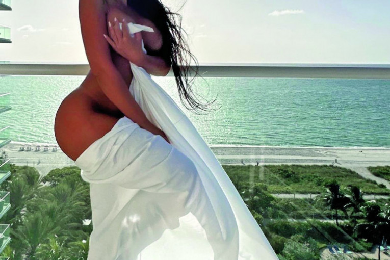 Stanija Dobrojević se slikala sa morem u pozadini