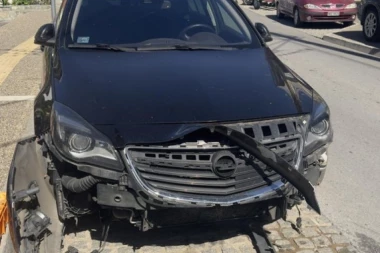 "JEDNA OSOBA LEŽI NA KOLOVOZU!" Strašna nesreća na auto-putu kod Vrčina: Automobil potpuno smrskan!