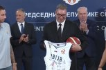 PREDSEDNIK SVE STIŽE: Aleksandar Vučić na trenerskoj praksi u KK Mega!