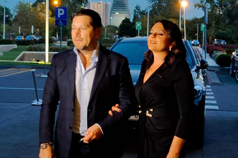 Aco Pejović sa suprugom stigao na proslavu ćerkinog rođendana