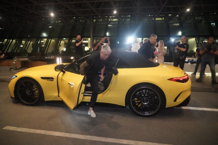 Suzana Jovanović i Saša Popović auto