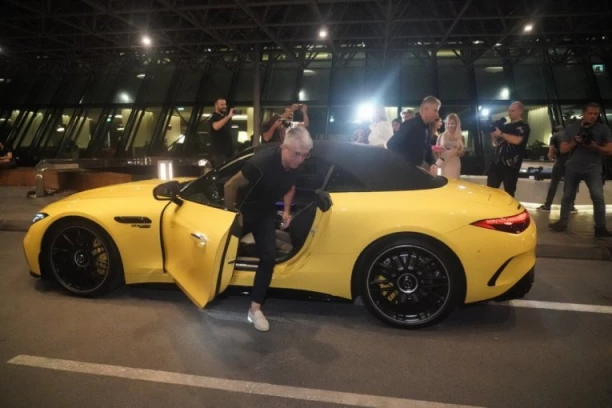 OVAKO IZGLEDA VOZNI PARK SAŠE POPOVIĆA: Suzana Jovanović biće TEŽA za skoro 2 MILIONA EVRA - Besne mašine parkirane u dvorištu! (VIDEO)