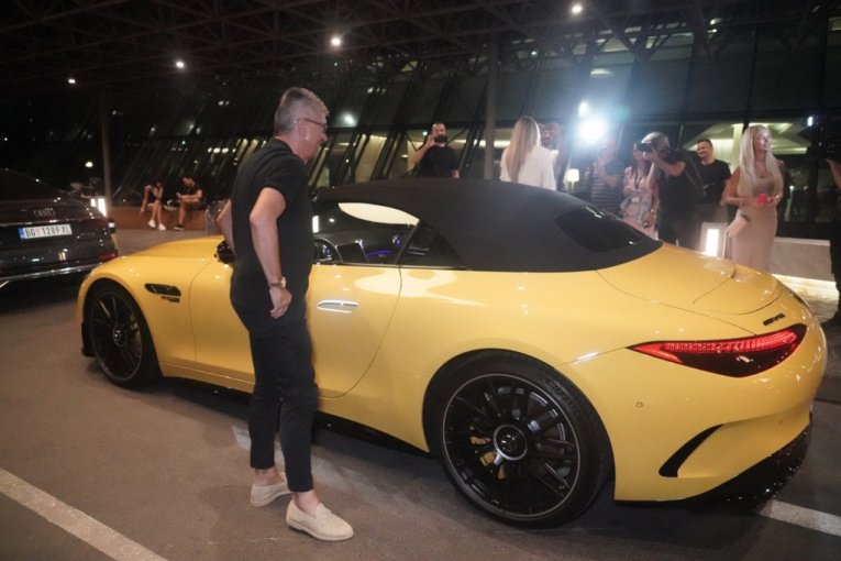 Suzana Jovanović i Saša Popović auto