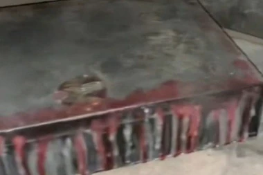 PRONAŠAO JE NA TAVANU STARU ZAPEČAĆENU KUTIJU: Kada je otvorio na njoj je video misterioznu poruku koja ga je prenerazila (VIDEO)