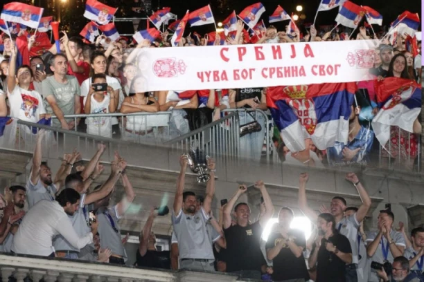 GOTOV VELIČANSTVEN DOČEK: Srbija pozdravila basketaše, košarkaše i Novaka!