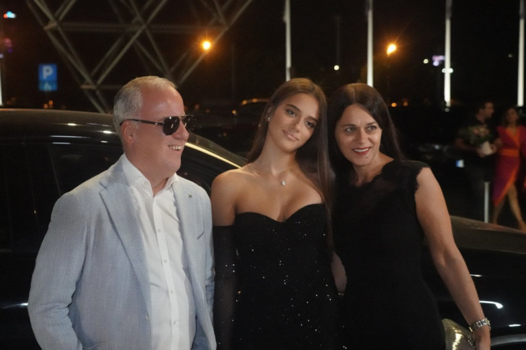 Saša Matić sa ćerkom i ženom