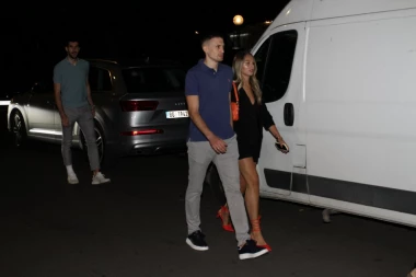 VICEŠAMPIONI SVETA SLAVE: Košarkaši sa ženama PRISTIŽU na PROSLAVU! (VIDEO)