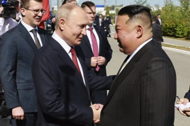 ŠTA OVO RADI KIMOV PREVODILAC?! Muškarac dotrčao do lidera Severne Koreje, Putin ostao u ŠOKU! (VIDEO)