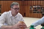 REČENO - UČINJENO! Predsednik Vučić sa Malim i Momirovićem doručkovao parizer: Ministri išli u kupovinu (VIDEO)