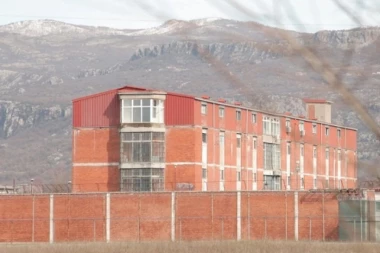 FILMSKA SCENA NA KAPIJI ZATVORA! Advokat pao u NESVEST kada je u garderobi koju je doneo pronađena PRAŠKASTA SUPSTANCA!