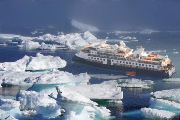 DRAMA NA GRENLANDU: Kruzer sa 206 osoba se nasukao U NEDOĐIJI, najbliži brod udaljen više od 2.000 kilometara! VREME IM ISTIČE!