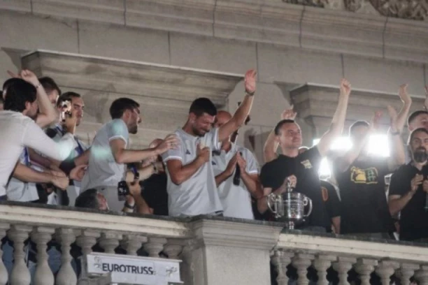 EMOCIJE SU GA SLOMILE! Novak PRIZNAO zašto je ZAPLAKAO na dočeku!