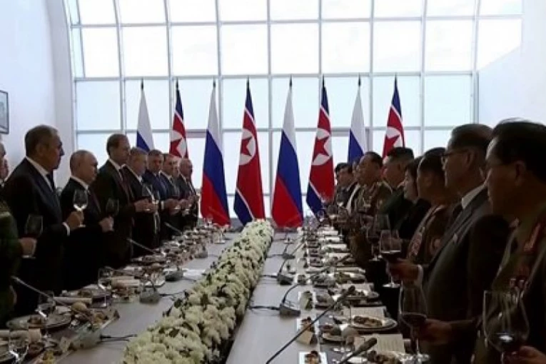 ZA PUTINOVO ZDRAVLJE, ZA NOVE POBEDE RUSIJE: Ovako je severnokorejski lider nazdravio svom domaćinu! Svi su ustali i podigli čaše (VIDEO)