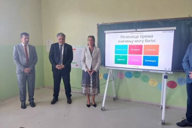 LUČIĆ NASTAVIO POSETU ŠKOLAMA NA KIM! Uručene donacije u Gračanici, Lipljem Selu i Donjoj Gušterici! (VIDEO)