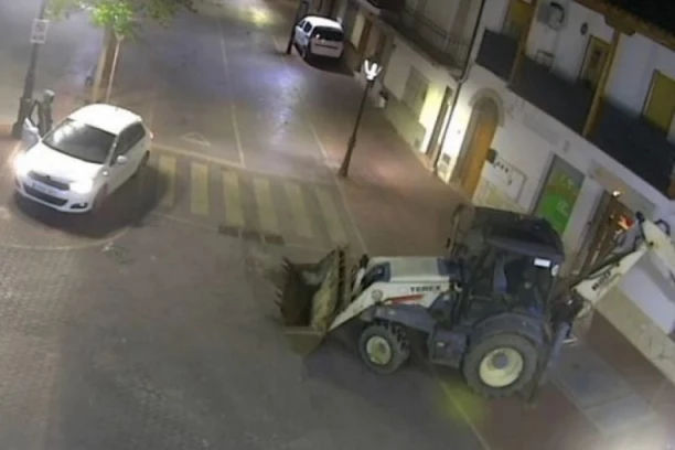 BAGERIMA NA BANKE: Lopovi ukrali dva BANKOMATA, pa im je plan za tren oka PROPAO! Posle dve nedelje doživeli su IZNENAĐENJE ŽIVOTA