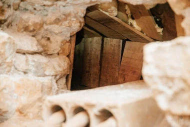 PRONAĐEN KOMBI KOJI SU KORISTILI OSUMNJIČENI ZA OBIJANJE DEPOA! Iskopali tunel do podgoričkog suda i ukrali dokaze!