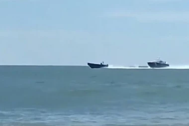 NEVEROVATAN BEG KRIJUMČARA MARIHUANE OD POLICIJE: Čamcem bukvalno sleteli na plažu pred šokiranim turistima - a onda TUTANJ! (VIDEO)