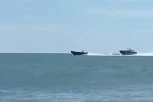 NEVEROVATAN BEG KRIJUMČARA MARIHUANE OD POLICIJE: Čamcem bukvalno sleteli na plažu pred šokiranim turistima - a onda TUTANJ! (VIDEO)