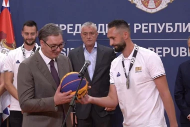 PREDSEDNIK VUČIĆ PRIMIO ZLATNE BASKETAŠE! Poruka predsednika Srbije: Za zlato u Parizu po 200.000 evra!