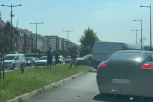 ŠTA SE OVO DEŠAVA?! Vozač u Novom Sadu vozio u suprotnom smeru, pa se zakucao u kombi! (FOTO, VIDEO)