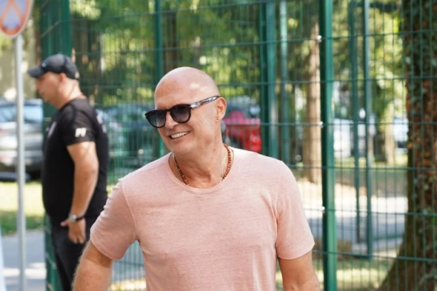SKINUO SE SRPSKI BRED PIT, ŽENE POLUDELE ZA NJEGOVIM TELOM: Mili pokazao čime raspolaže na plažI!