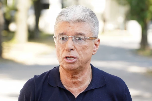 SNIMAK SAŠE POPOVIĆA KRUŽI INTERNETOM: Evo šta radi u besnoj mašini, spušta ga, pa DIŽE! (VIDEO)