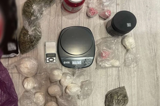 UHVAĆEN VELIKI DILER U NOVOM SADU: Našli ga preko kupca, a u stanu na kile EKSTAZIJA I AMFETAMINA (FOTO)