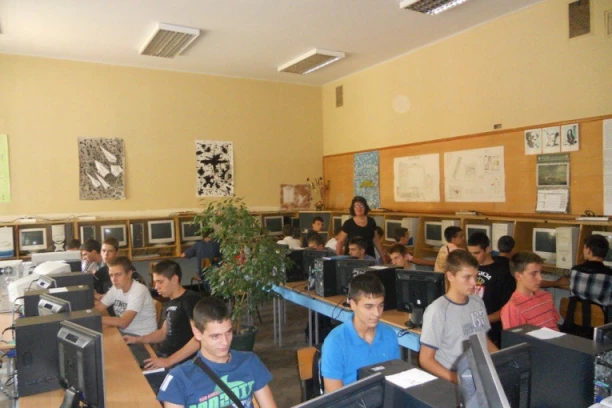 OTVOREN KONKURS ZA DODELU STIPENDIJA ZA SREDNJOŠKOLCE: Učenicima do 35.000 dinara mesečno, evo ko može i kako da se prijavi