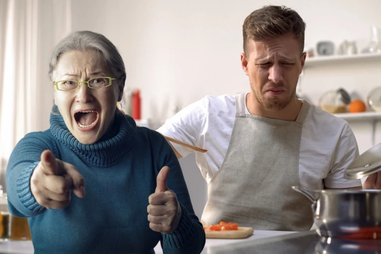 STUDENT U SVOM RODNOM SELU JEO MAKARONE ŠTO MU MAJKA SPREMILA PA SE PRETURIO! Problem je bio u sosu za ćufte - mladić umro od DIJAREJE!