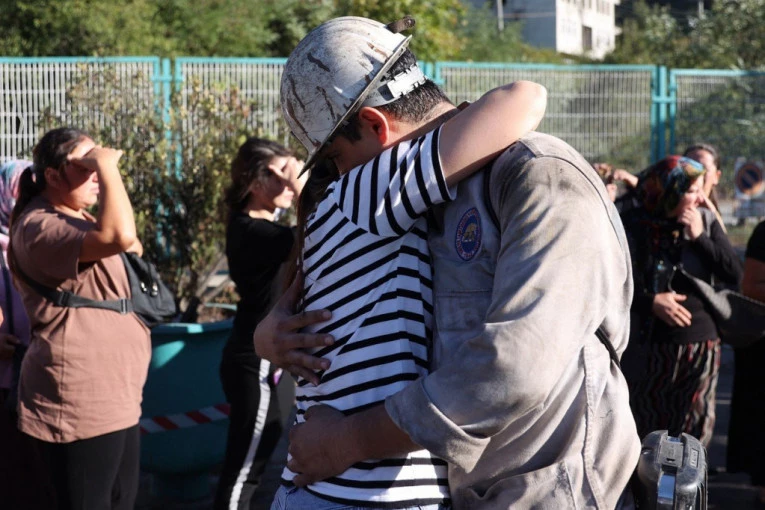 STRAVIČNO URUŠAVANJE RUDNIKA! ŽENE PLAČU ISPRED, RUDARI ŽIVI ZAKOPANI! Mučna deca čekaju svoje očeve -  niko ne zna ŠTA ĆE BITI! (VIDEO)