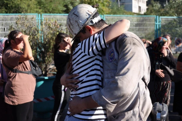 STRAVIČNO URUŠAVANJE RUDNIKA! ŽENE PLAČU ISPRED, RUDARI ŽIVI ZAKOPANI! Mučna deca čekaju svoje očeve -  niko ne zna ŠTA ĆE BITI! (VIDEO)