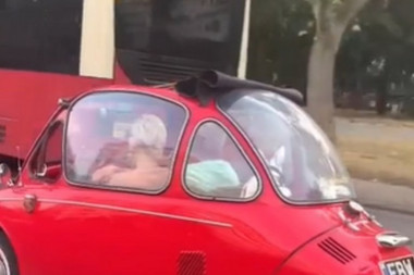 "JE L' SU OVO BARBI I KEN U SPEJSŠATLU?!" Neobičan automobil primećem na ulicama Beograda - neke je nasmejao, a neki su samo izjavili OVO! (VIDEO)