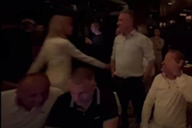 ĐOKOVIĆI NAPRAVILI SPEKTAKL U AMERICI! Hit SNIMAK! Nole se VESELI, Dijana OPLELA kolce, a Leonardo Di Kaprio gleda i UČI! (VIDEO)