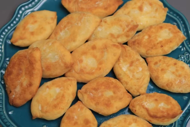 ZA DORUČAK NAPRAVITE SELJAČKE MEKIKE: Punjene SIROM tope se u ustima, oduševićete celu porodicu od ranog jutra!